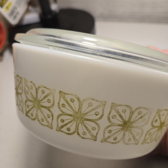 Pyrex Vintage Green Verde Square Flowers Casserole Bowl 472 1 1/2 Pint w/Lid - Picture 4 of 10